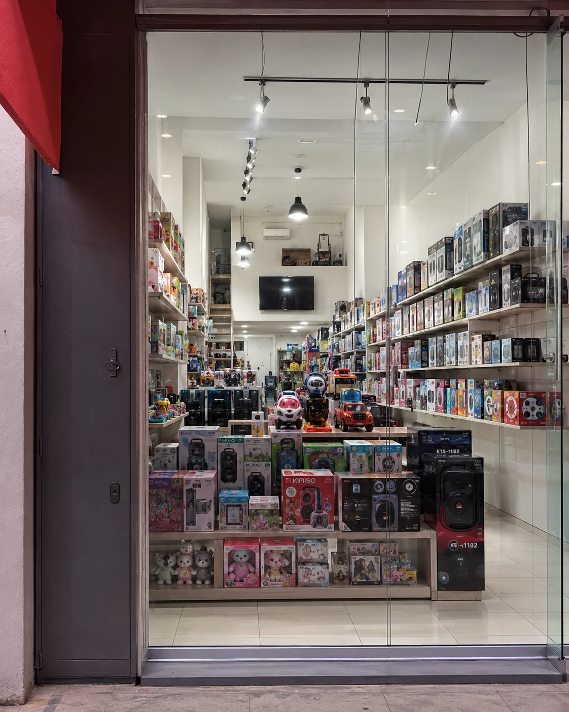 Interior del local Bebe Gigante con toda la variedad de productos